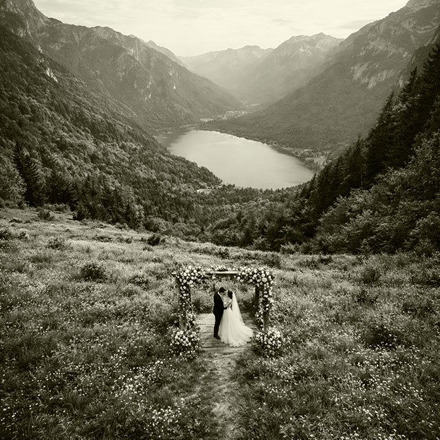 Toma aerea de novios en blanco y negro